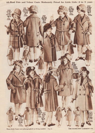 Zehn Mäntel für Mädchen von 2 bis 9 Jahren. Die Mäntel sind aus verschiedenen Wollgeweben und Woll-Velours gefertigt.
In der Aufmachung und im Schnitt orientieren sich die Mäntel an den Damenmänteln. Stickereien, gestickte Motive, breite Kragen, zu Schleifen gebundene Gürtel oder auch Tressen aus Leder (3259) geben jedem Mantel eine individuelle Note.
