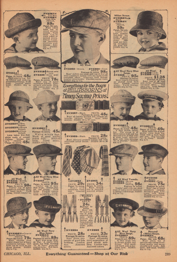 Kopfbedeckungen, Ledergürtel mit dekorativer Schnalle, Krawatten in verschiedenen Musterungen aus Seide und Hosenträger für Jungen. Die Hüte sind überwiegend Mützen im Marine- und US Navy Stil sowie hauptsächlich Schiebermützen.
