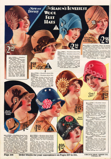 Seite mit kolorierten Fotografien aktueller Filzhüte mit extravagantem Aufputz und Verziehrungen. Hüte mit umgeschlagenen Krempen oder auch ohne Krempe sind hier im Angebot.