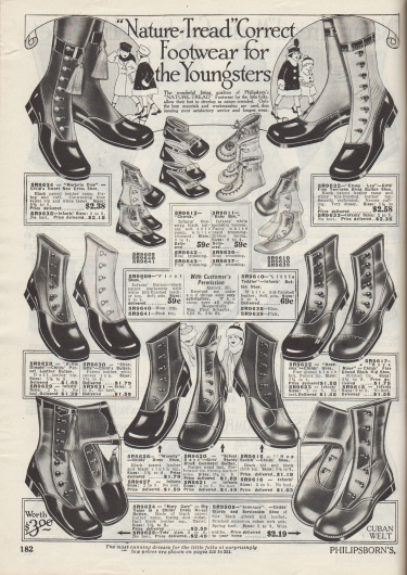 „‚Natürliches-Laufprofil‘ richtiges Schuhwerk für die Kleinsten“ (engl. „‚Nature-Tread‘ Correct Footwear for the Youngsters“).
Weiche Erstschuhe bzw. Babyschuhe für Kleinkinder bis 2 Jahre sowie Schuhe mit seitlichen Verschlussknöpfen für Mädchen und Jungen bis maximal 8 Jahre.
Die Schuhe sind aus Lackleder oder Chevreauleder (Ziegenleder), wobei viele Modelle mit zwei unterschiedlich farbigen Ledersorten kombiniert wurden. Alternativ wurden die Schäfte auch aus Stoff (bspw. Kanevas) hergestellt. Die Baby- und Kleinkindschuhe (oben Mitte) wurden aus Lammleder oder Lackleder gefertigt und mit besonders weichen Sohlen für die noch zarten Füße ausgestattet.
