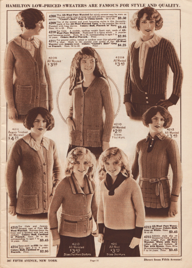 Pullover, Strickpullover (engl. „cardigan“) und gestrickte Kasaks aus Wolle, Angorawolle oder Kammwolle für Frauen und Mädchen. Viele Pullover besitzen praktische Taschen.