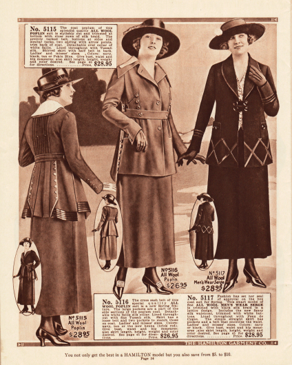 Hoch taillierte Kostüme aus Woll-Popeline und Woll-Serge. Bemerkenswert sind die unterschiedlich langen Jacken, die mit Tressen, Knöpfen, Plisseefalten und Ziernähten versehen sind.